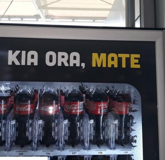 资料图：新西兰可口可乐贩卖机上的毛利语广告。（台湾联合新闻网）
