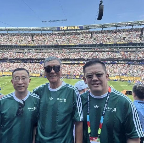 蒙牛三任总裁世界杯合影亮相