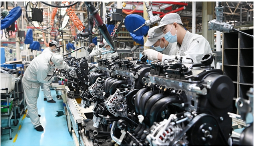 2月24日，工人在位于西安的一家企业重卡总装线上作业。 新华社记者张博文 摄