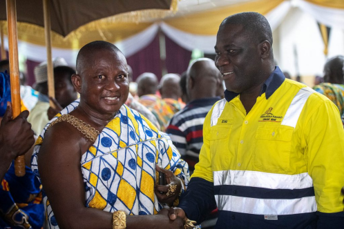 图注：安革金公司（AngloGold Ashanti）与驻地原住民面对面交流，共同讨论社区权利、利益与文化传统