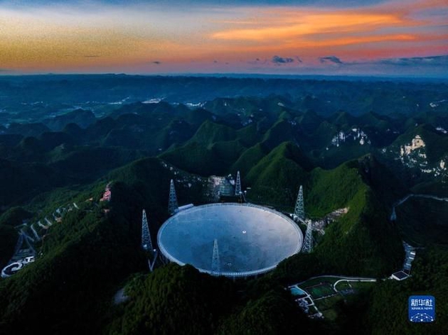 7月21日，夕阳下的“中国天眼”全景（维护保养期间拍摄，无人机照片）。 新华社记者 欧东衢 摄