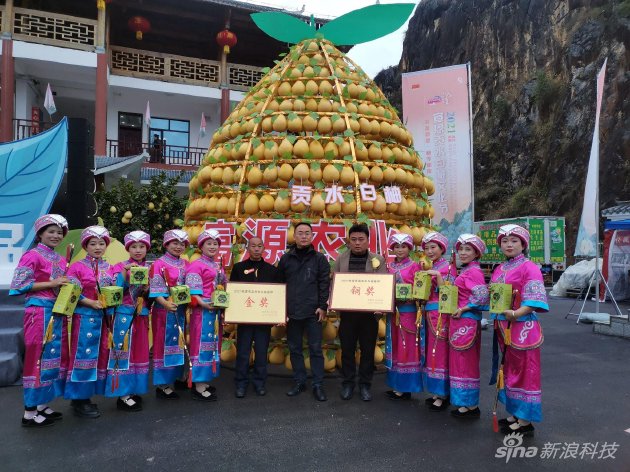 王青所在的合作社种植的白柚获评“金奖”