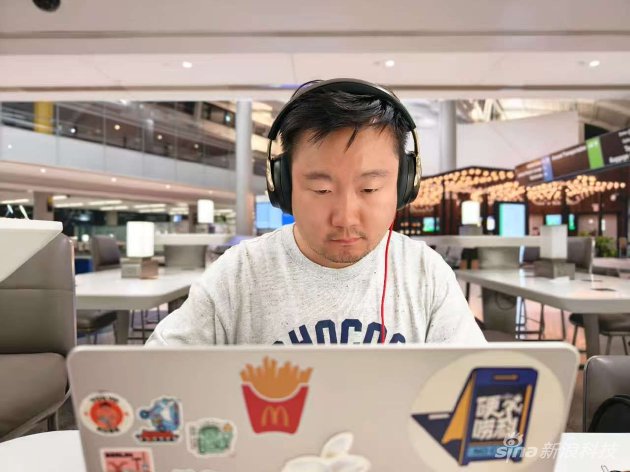 上飞机之前边充电边使用