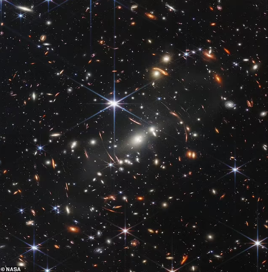 这是詹姆斯·韦布太空望远镜拍摄的第一张照片，显示了距离地球数十亿光年的SMACS 0723星团