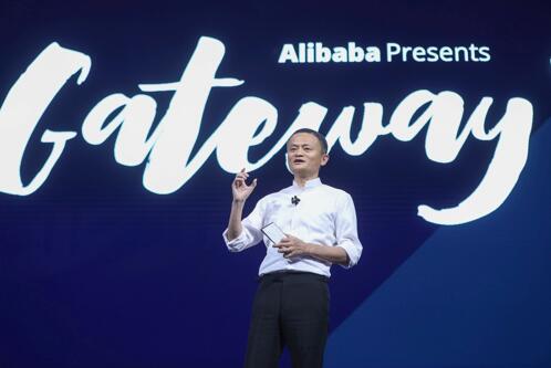 图说:马云去年在美国底特律市举办的“美国中小企业峰会”上,同来自美国各地的中小企业主和农产品种植户交流