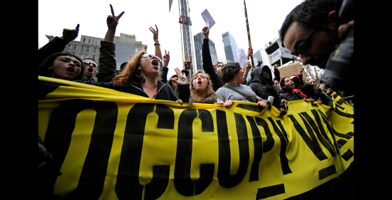 2011年11月，佔领华尔街的示威者在纽约游行。