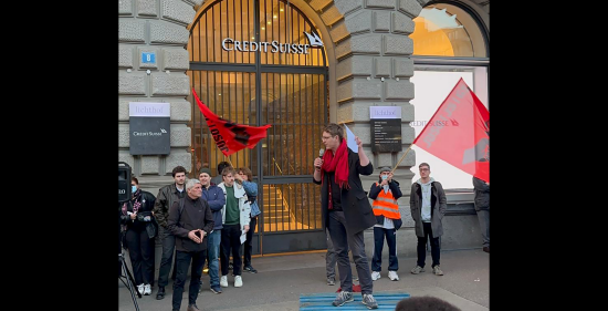 3月20日，示威者聚集在苏黎世Paradeplatz的瑞信大楼外