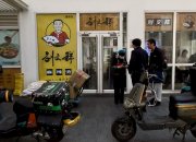 实探“刘文祥麻辣烫”：北京门店遇突击检查，多店紧急清理后厨，店员直言“吓一跳”