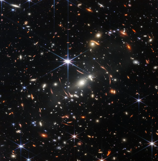 图中是詹姆斯·韦伯太空望远镜拍摄的第一张照片。这是迄今为止拍摄到宇宙最遥远、最清晰的红外图像，该图像被命名为“韦伯的第一张深空照片”，拍摄到星系团SMACS 0723的详细状况。