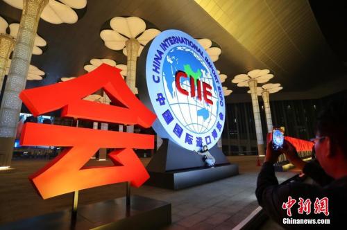 原料图:2018首届中国国际进口博览会主题灯光试灯、调试。 中新社记者 张亨伟 摄
