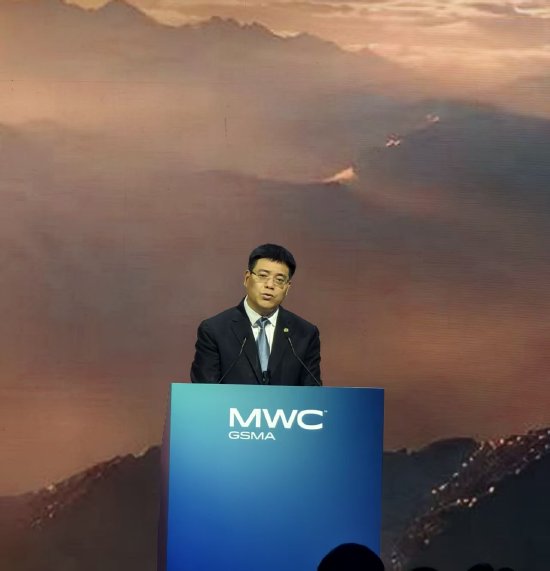 中国移动掌舵人陈忠岳：AI时代运营商需开辟智能服务新版图，重塑服务模式和网络体系