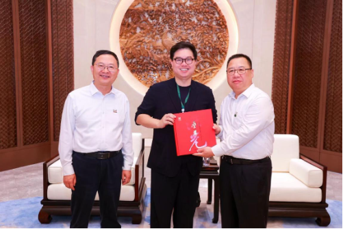 中山大学党委文告朱孔军(右)、中山大学校长高松(左)与逸仙集团创始东说念主、董事长兼CEO 黄锦峰合影迷恋