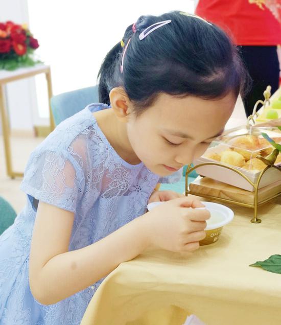 图：一位小朋友在店内品尝碗燕