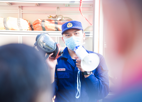 消防战士讲解消防装备使用