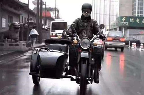 图8-3 电影《大腕》里的三轮摩托车