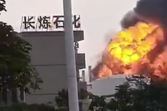 广东珠海高栏港一石化厂发生爆炸（视频）