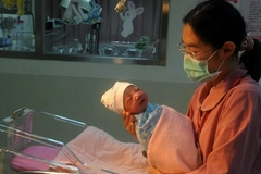 中共中央、国务院：组织实施好三孩生育政策