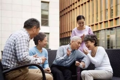 代表委员热议养老服务体系建设：政策打出组合拳 银发经济正扬帆