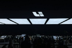 理想汽车遭车主拉横幅维权