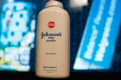 强生首次因石棉污染召回婴儿爽身粉 股价重跌6%
