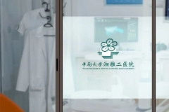 东方时评丨四问“湘雅二院刘翔峰事件”