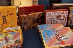 “天价”月饼偷着卖：四川天伦食品礼盒标价499.99元，还要求支付600元运费