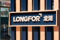 龙湖集团：吴亚军因个人年龄及身体原因辞任董事会主席等职