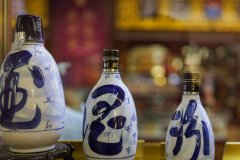 山西汾酒一日内三高管发生人事变动：副董事长谭忠豹到龄退休 杨建峰、常建伟调任他职