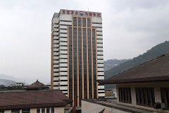 贵州茅台：上半年净利润359.80亿元，同比增长20.76%