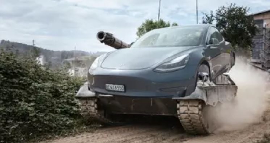 Tesla|德国粉丝魔改特斯拉：给Model 3装上履带变坦克