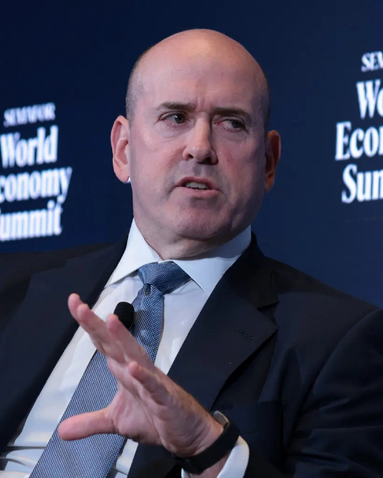 一张哈维・施瓦茨的特写照片，他正在向观众发表演讲，左手做出手势。