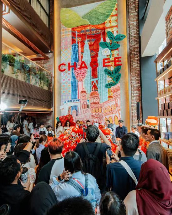 霸王茶姬马来西亚最大门店开业，当地门店总数突破200家