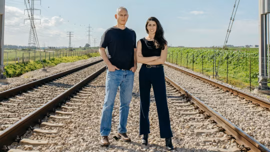 Voltify 蚁集首创东说念主阿隆・凯塞尔和达夫娜・兰格站在铁轨上。