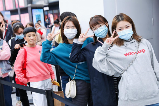 粉丝们从全国各地赶来，排队等待与“邓伦一起吃饭”。