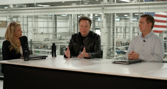 SpaceX的Gwynne Shotwell、埃隆·马斯克和Bret Johnsen。