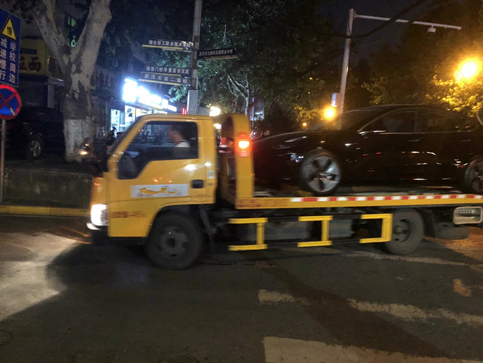 一辆特斯拉Model 3运至武汉车主指定交车地点。（程鄂生 摄）