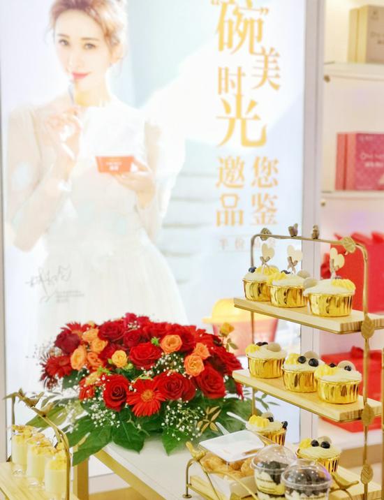 图：燕之屋宁波市场新店开业，为顾客准备了精美点心