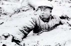 图3：铁人王进喜跳进泥浆&nbsp;&nbsp;资料来源：新华社，申万宏源研究