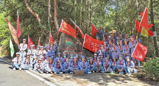 图：燕之屋重走长征路红军小队