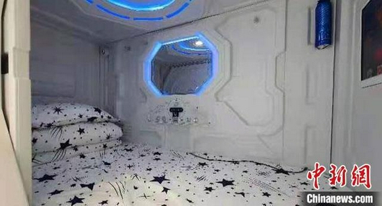 图为升级版“司机之家”胶囊房内景。 张宾 摄