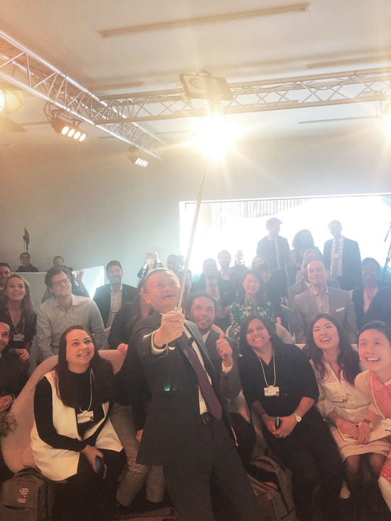 （马云和与会的全球青年代表自拍）