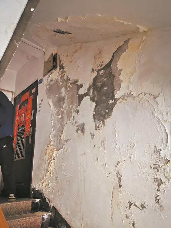 武汉居民曝光：几年前做过防水的房子如今又漏水