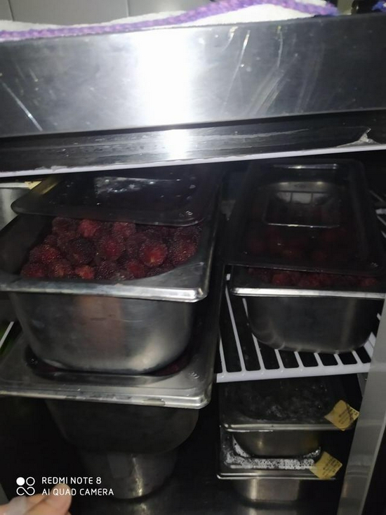 记者在“奈雪的茶”西单大悦城店后厨拍摄的水果堆放处。