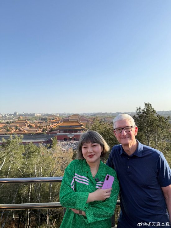 苹果CEO库克再访北京爬景山(多图)