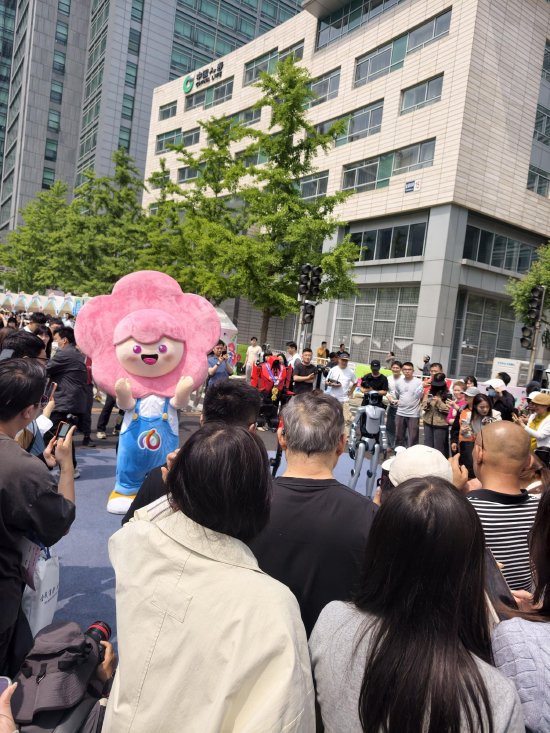 亦庄马拉松冠军机器人“闪电”空降金融街，引市民围观打卡