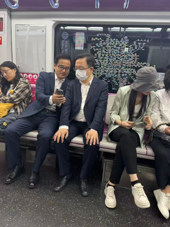比亚迪王传福、李云飞乘地铁去北京车展，网友称“一点没架子，好低调”
