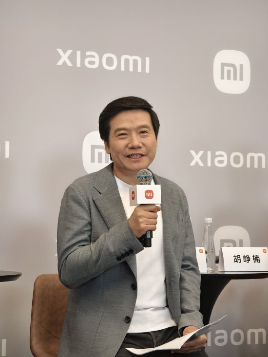 雷军：小米YU7标准版23.35万定价顶着压力，最早是23.99万，努力让大家感受到诚意