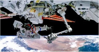 中国航天员站在小机械臂上进行出舱步履