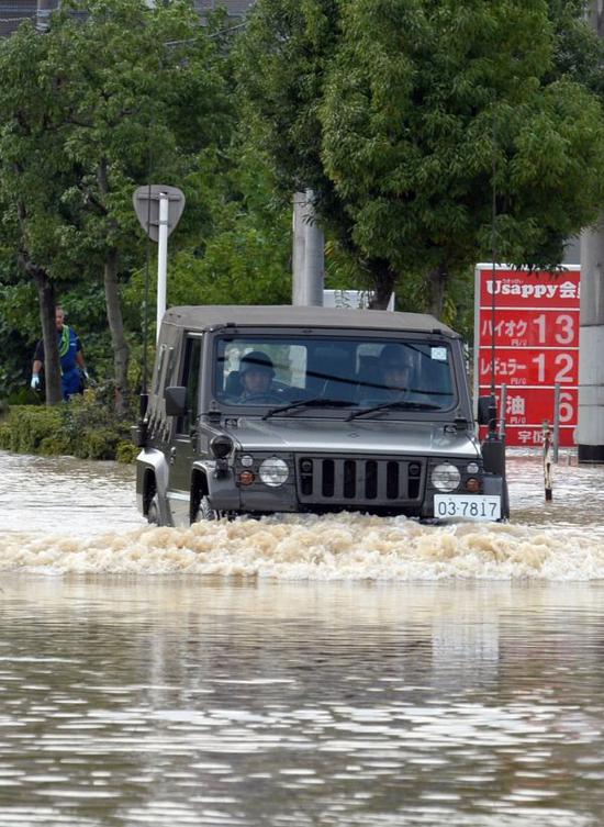  资料图：在日本茨城县常总市，日本自卫队车辆在灾区救援。