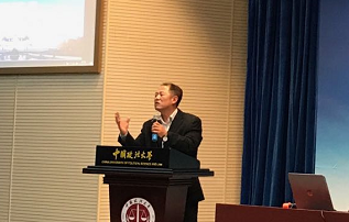 中国政法大学商学院国际商务系教授胡明评议 手机新浪网